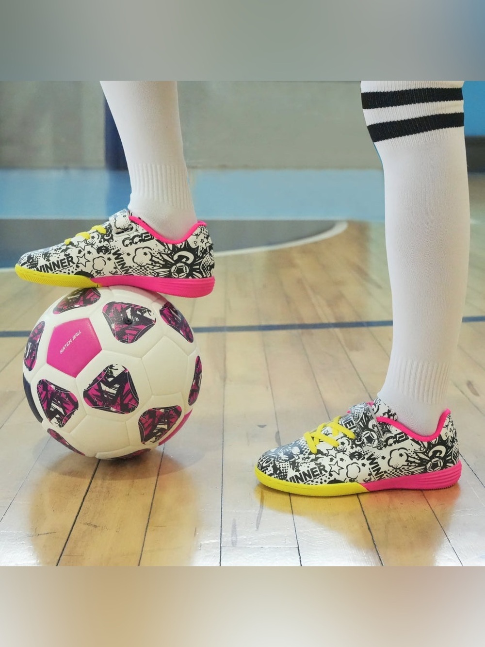 Brooman Blitz Kids Graphic Indoor Soccer Shoes in Black, White & Pink.
Size 13